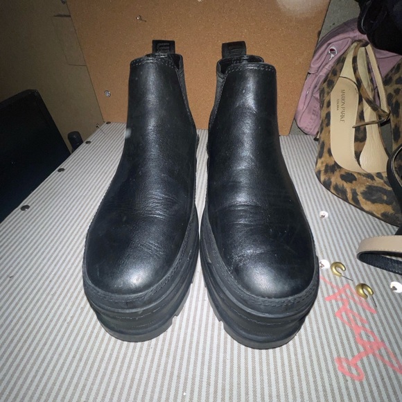 UGG LEATHER CHELSEA BOOT - Picture 3 of 5